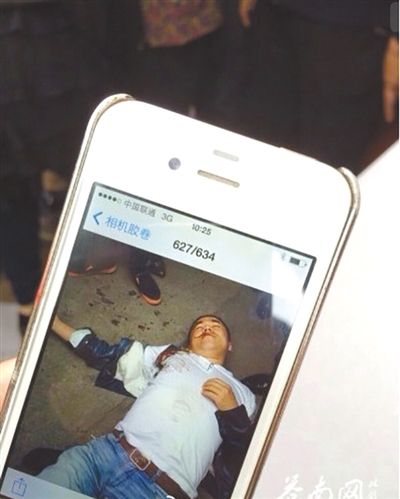 4月19日上午，目擊者拍到的黃祥拔被打現(xiàn)場圖片。網(wǎng)絡(luò)截圖