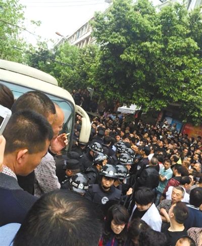 4月19日，蒼南縣靈溪鎮(zhèn)城管打人事件現(xiàn)場。網(wǎng)絡(luò)截圖