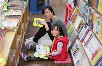 昨晚10時(shí)，來(lái)京探親的山東的李女士帶著5歲的女兒琪琪在三聯(lián)書店讀書。4月18日晚開始，三聯(lián)韜奮書店正
