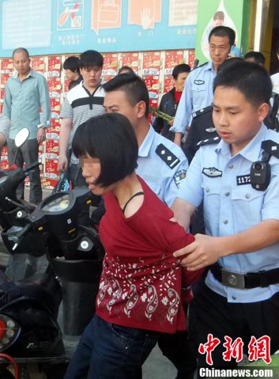  5月8日上午8時(shí)10分左右，江西省撫州市黎川縣日峰鎮(zhèn)家家樂超市發(fā)生一起持刀傷人案件。