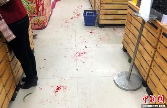   5月8日上午8時(shí)10分左右，江西省撫州市黎川縣日峰鎮(zhèn)家家樂超市發(fā)生一起持刀傷人案件。