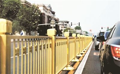 從復興門到建國門，長安街一線全部更換為金色護欄 攝影/本報記者 郝羿