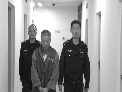 向南夫被帶出監(jiān)室接受提審。警方供圖