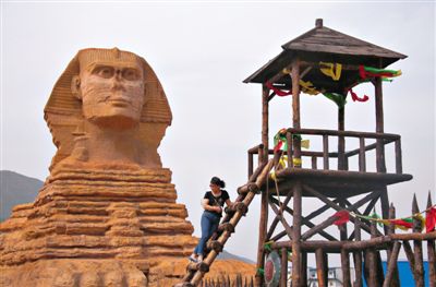 一游客在河北石家莊某地的“獅身人面像”前。