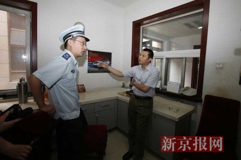 國家文物局的一名工作人員正在與執(zhí)法人員對峙。新京報(bào)記者 高瑋 攝