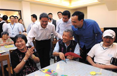 　昨日，張志軍前左二和陪同的新北市長朱立倫與老人們交談。