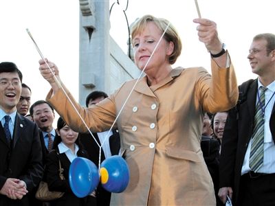 2007年8月27日，北京，默克爾正在玩扯鈴。