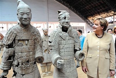 2010年7月17日，西安，默克爾參觀兵馬俑，慶祝生日。