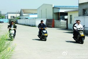網(wǎng)友稱儀征市委書記程希騎摩托車下鄉(xiāng)沒戴頭盔。