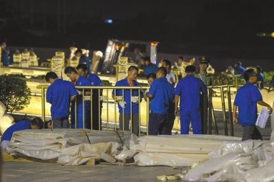 昨晚，工作人員正在為金水橋安裝金色護(hù)欄。京華時報記者潘之望攝