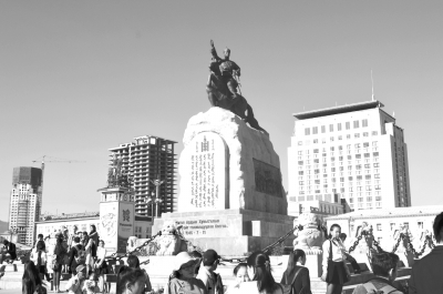 　圖為烏蘭巴托市成吉思汗廣場一角。 馬振華攝