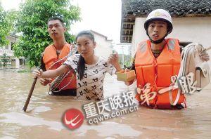 長壽區(qū)，消防官兵搜救被困群眾。