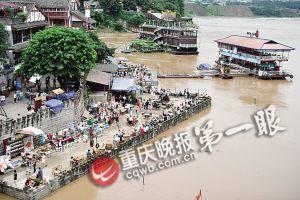 沙坪壩區(qū)磁器口，江水逼近休閑平臺。