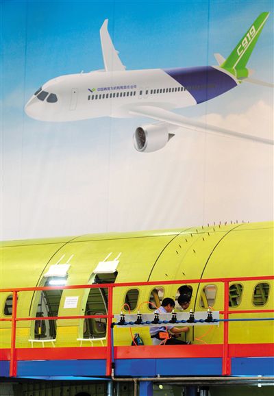 昨日，中國(guó)商飛總裝制造中心技術(shù)人員對(duì)接C919首架機(jī)的機(jī)體。新華社記者 丁汀 攝
