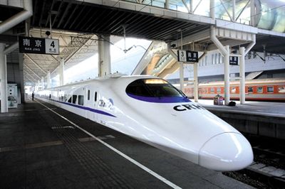 　白皮車 動(dòng)車，高鐵基本全白色