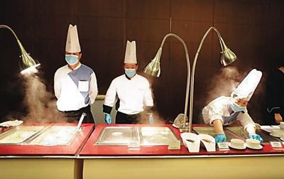 　工作人員在餐廳忙碌。（網(wǎng)絡(luò)圖片）