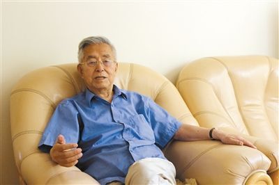 楊維駿 歷任云南省政協(xié)副主席等職。89歲高齡的楊維駿為12名失地農民代表開道，到云南省政協(xié)反映問題。