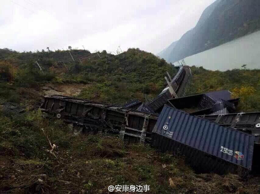襄渝鐵路旬陽至棕溪上行線發(fā)生山體塌方，致使75228次貨物列車8節(jié)車廂脫線。圖片來源于網(wǎng)絡(luò)