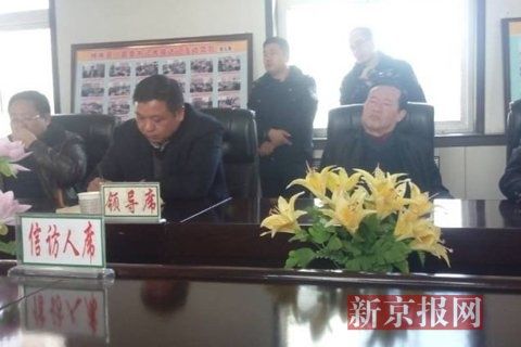 訪民代表與縣領(lǐng)導(dǎo)開會協(xié)商時，副縣長頭靠椅背睡著10分鐘左右。受訪對象供圖