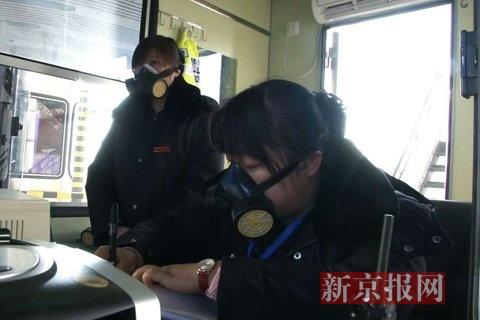 收費(fèi)員戴防毒面具上班。當(dāng)?shù)鼐W(wǎng)友供圖