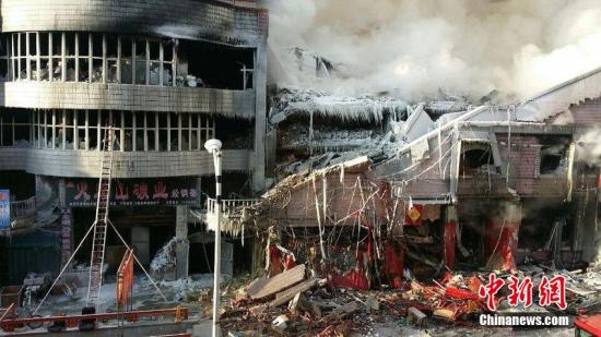 2015年1月3日，哈爾濱市道外區(qū)太古街著火塌方現(xiàn)場，火又燒了起來