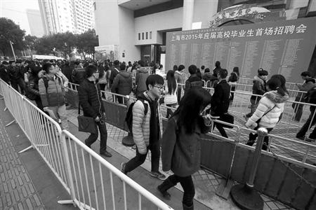 昨天的應(yīng)屆生招聘會,舉辦方上海國際展覽中心配備了足夠的警力、安保和工作人員，整個排隊隊伍被分割成數(shù)段