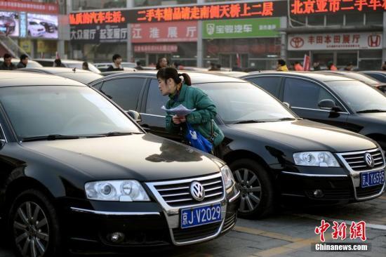 1月23日，北京亞運(yùn)村汽車交易市場(chǎng)中拓拍賣停車場(chǎng)上人頭攢動(dòng)。