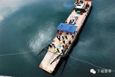 為搜尋深水沉尸，杭州警方租用的船只在水面作業(yè)。本版圖片/杭州警方提供