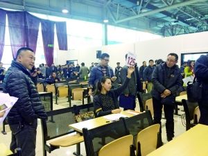 　首批中央和國(guó)家機(jī)關(guān)公車(chē)第三場(chǎng)拍賣(mài)現(xiàn)場(chǎng)。賈悅/攝