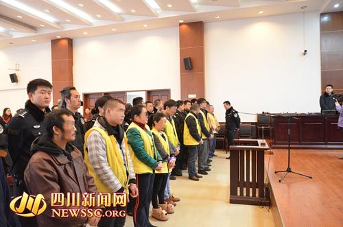 胡寶寶（右四）等接受集中宣判。