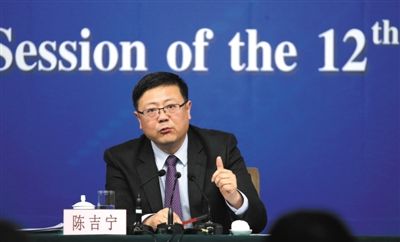 昨日，十二屆全國人大三次會議新聞中心，環(huán)保部部長陳吉寧回答中外記者提問。新京報(bào)記者 陳杰 攝