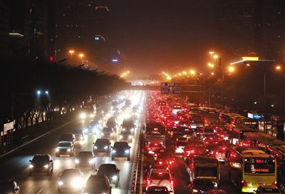 昨晚，因沙塵暴導(dǎo)致能見度低，長安街嚴(yán)重堵車。