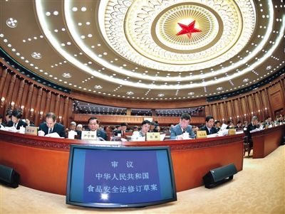 昨日，食品安全法修訂草案提交十二屆全國人大常委會(huì)第十四次會(huì)議進(jìn)行三審。 新華社記者 李濤 攝