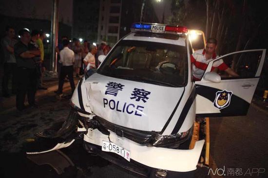南都記者昨晚趕到現(xiàn)場(chǎng)時(shí)，交警及保險(xiǎn)公司已經(jīng)在處理事故，現(xiàn)場(chǎng)有很多圍觀者。