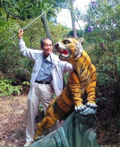 2015年1月10日，區(qū)少坤到廣東肇慶九龍湖游玩，拍攝打虎圖。