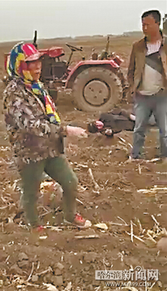 鄉(xiāng)干部開車沖進農田攆野雞 8旬農民阻攔被打倒 鄉(xiāng)干部開車沖進農田攆野雞 8旬農民阻攔被打倒