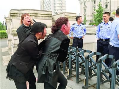 昨日，連恩青被執(zhí)行死刑。執(zhí)刑前，連恩青的父母和妹妹進(jìn)入溫嶺市看守所與連恩青見面，但其他親屬均被拒見最后一面?！”景鎴D片/CFP