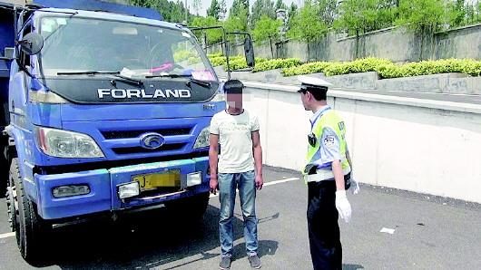 民警對(duì)持C1駕照駕駛大貨車、一年違法350余次的張某進(jìn)行批評(píng)教育。