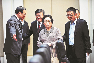 屠呦呦首先進入會議現場