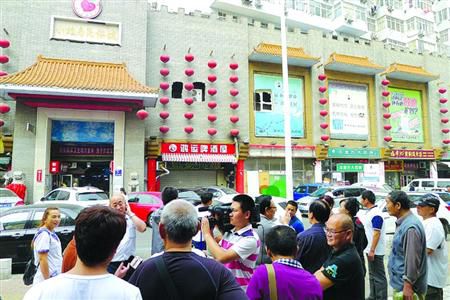 青島宰客海鮮店成“景點”，游人“參觀”拍照。
