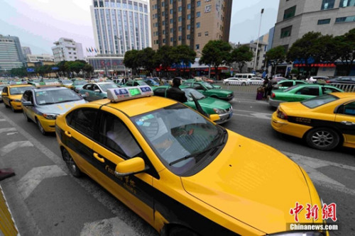 1月17日，福州華榕出租車公司期下的出租車在街頭候客。