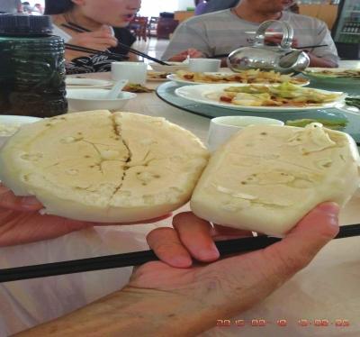 在參加山西游行程中，體驗(yàn)員發(fā)現(xiàn)團(tuán)餐中的饅頭已經(jīng)發(fā)霉。視頻截圖