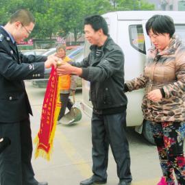 何姜姜的父母給民警送錦旗。