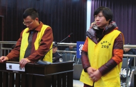 12月10日，衡陽(yáng)市中級(jí)人民法院，顧湘陵（左）和妻子吳利君當(dāng)庭接受庭審。圖/通訊員李建輝