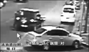事發(fā)現(xiàn)場監(jiān)控錄像顯示，白圈內(nèi)的被害人老丁，正在牧馬人越野車旁收費(fèi)。 圖片來自電視截圖