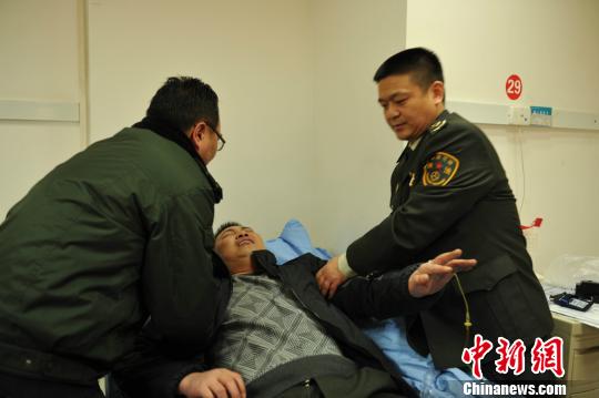 被“黑車”頂跑近5公里的執(zhí)法隊員周應(yīng)鑄被送至醫(yī)院急救。　閆成全　攝