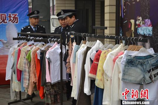 警方展示的部分被盜服裝?！∷瘟⒊z