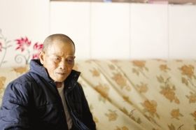 4月15日，劉爹爹的一只眼睛上有明顯的淤青。