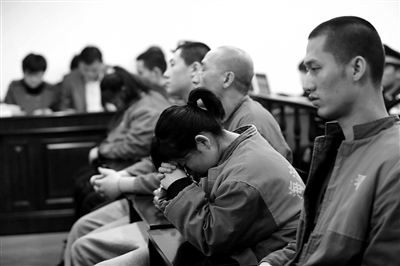 昨日，因涉嫌誘騙男網(wǎng)友進行高額消費，海淀區(qū)一咖啡廳負責人及“吧女”等14人受審。新京報記者 王貴彬 攝