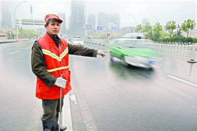 　肖慶旭師傅在事發(fā)地點(diǎn)講述經(jīng)過。記者李銳 攝